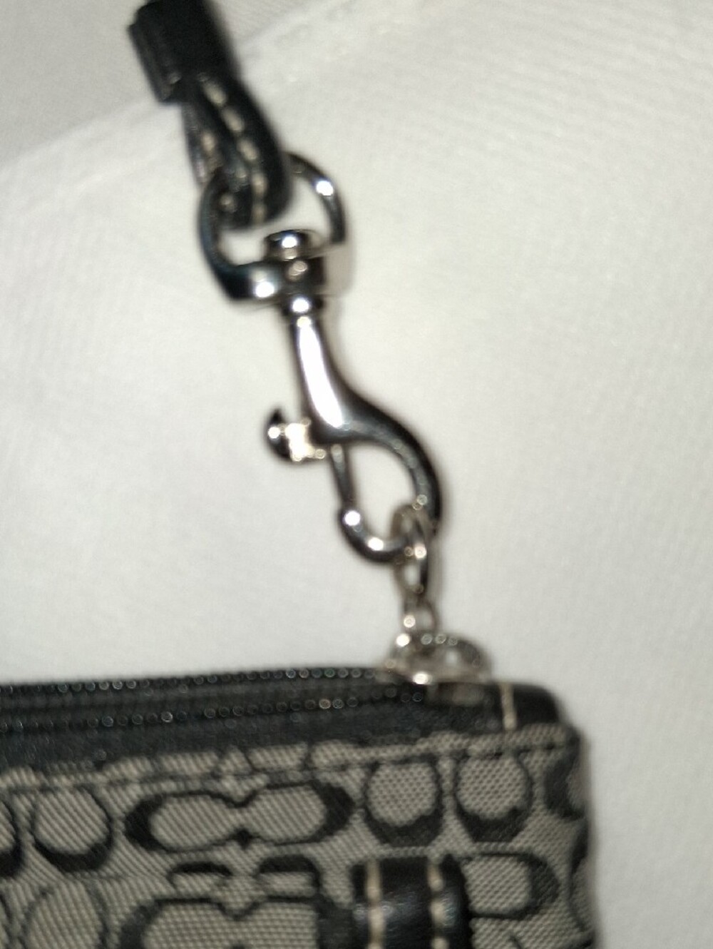 Coach SOHO Buckle Wristlet Like New - Picture 8 of 9
